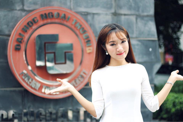 Dù đã lựa chọn gắn bó với công việc của một MC, nhưng với con đường học tập, Vân Anh vẫn quyết định tiếp tục theo học chuyên ngành cũ tại trường ĐH Ngoại thương, bởi cô “luôn thích tư duy của những người làm kinh tế”. Cô vừa nhận bằng Thạc sĩ Quản trị kinh doanh, ĐH Ngoại thương.