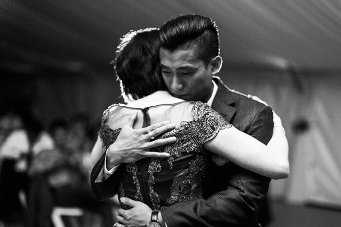Chú rể xúc động ôm lấy mẹ trong ngày vu quy.
