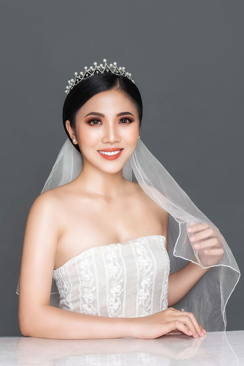 Cùng với đó, mái tóc được búi gọn gàng để lộ gương mặt sáng. Tạo hình này cũng đem tới nét sang trọng, thanh lịch cho bạn trong ngày cưới. Cùng với đó, mái tóc được búi gọn gàng để lộ gương mặt sáng. Tạo hình này cũng đem tới nét sang trọng, thanh lịch cho bạn trong ngày cưới.