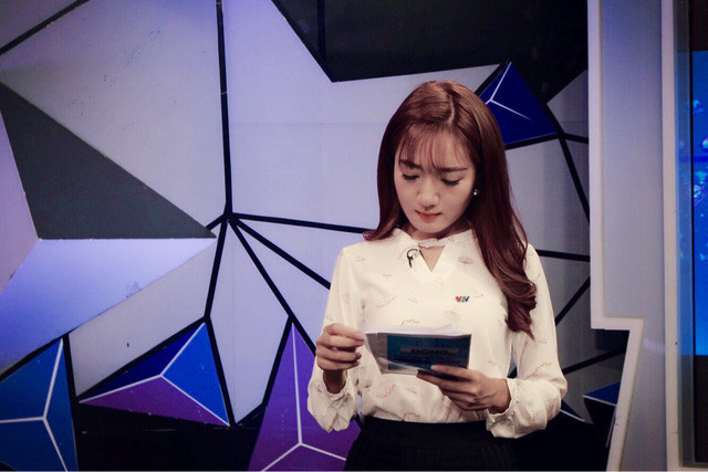 Vân Anh được nhiều khán giả yêu mến bởi ngoại hình xinh xắn, dịu dàng, khả năng dẫn dắt linh hoạt, duyên dáng.