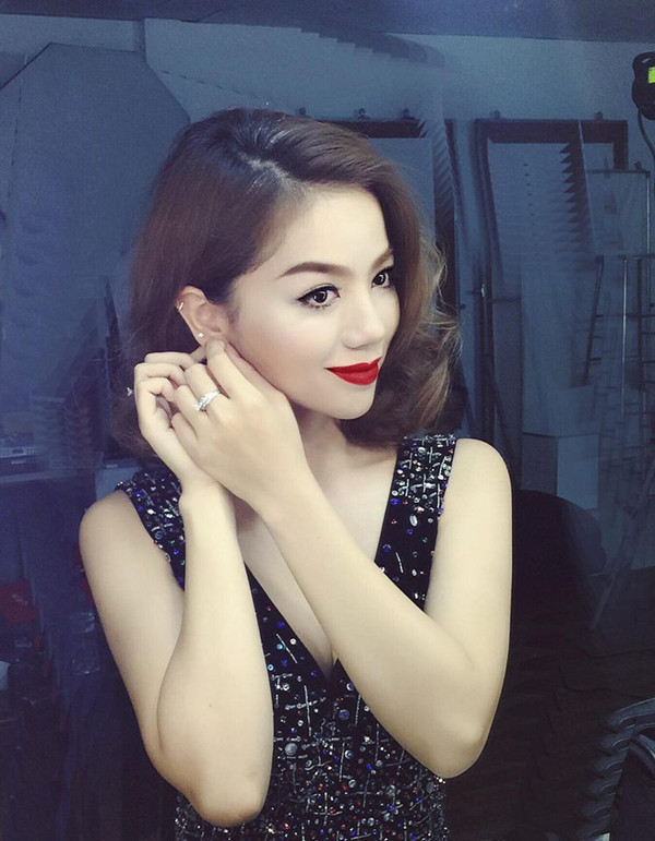 Hạ Anh nhiều lần chọn phong cách trang điểm kiểu cổ điển mỗi lần đi sự kiện.