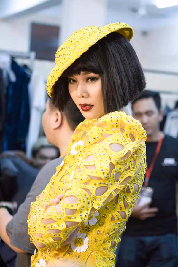 Hồ Ngọc Hà - Thanh Hằng lăng xê xu hướng make up cổ điển tại VIFW 2018 2