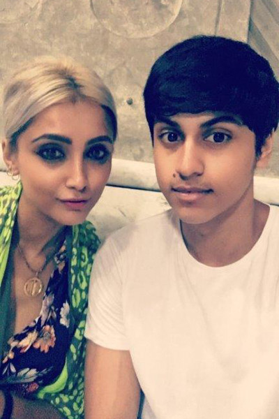 Cả hai mẹ con trông chỉ ngang tuổi nhau nên dễ khiến người khác hiểu nhầm họ là một cặp. Ảnh:Focus Features