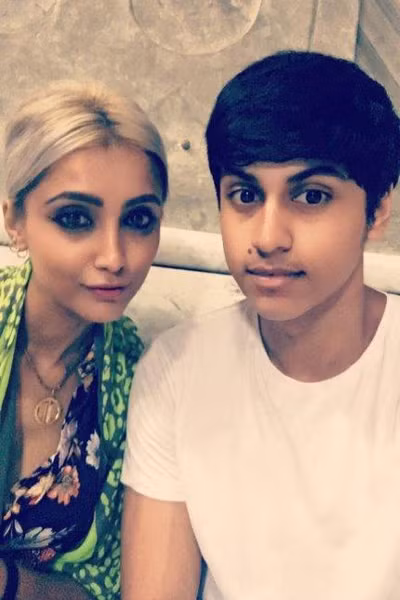 Cả hai mẹ con trông chỉ ngang tuổi nhau nên dễ khiến người khác hiểu nhầm họ là một cặp. Ảnh:Focus Features