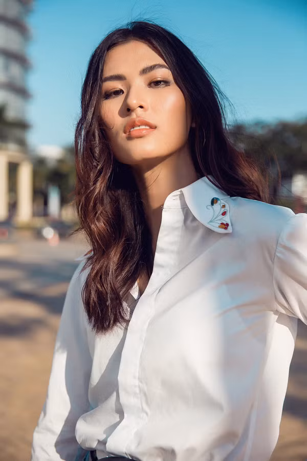 Kỹ thuật thủ công khéo léo, tạo nên họa tiết nổi bật sẽ khiến những mẫu sơ mi kiểu dáng cơ bản tránh được sự nhàm chán vì quá đỗi quen thuộc.