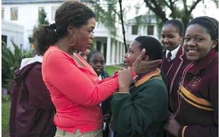 Oprah Winfrey vẫn luôn là biểu tượng vượt khó khiến người người ngưỡng mộ. Hồi nhỏ, Oprah Winfrey đã sống trong cảnh nghèo khó đến mức phải mặc đồ may từ bao tải khoai tây vì gia đình chẳng có tiền mua quần áo. Sau đó, Oprah Winfrey còn bị ngược đãi, hạ nhục và thậm chí là bị xâm hại tình dục đến mức sinh con khi mới 14 tuổi. Tuy nhiên, bất chấp mọi nghịch cảnh, Oprah Winfrey vẫn vươn lên trở thành “bà hoàng truyền thông” của toàn nước Mỹ.