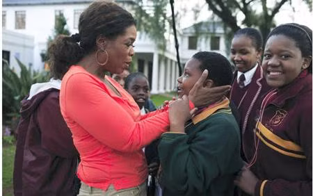 Oprah Winfrey vẫn luôn là biểu tượng vượt khó khiến người người ngưỡng mộ. Hồi nhỏ, Oprah Winfrey đã sống trong cảnh nghèo khó đến mức phải mặc đồ may từ bao tải khoai tây vì gia đình chẳng có tiền mua quần áo. Sau đó, Oprah Winfrey còn bị ngược đãi, hạ nhục và thậm chí là bị xâm hại tình dục đến mức sinh con khi mới 14 tuổi. Tuy nhiên, bất chấp mọi nghịch cảnh, Oprah Winfrey vẫn vươn lên trở thành “bà hoàng truyền thông” của toàn nước Mỹ.