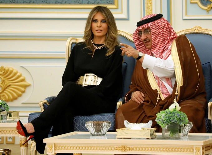 Trang phục hợp mốt mang thông điệp của Melania Trump