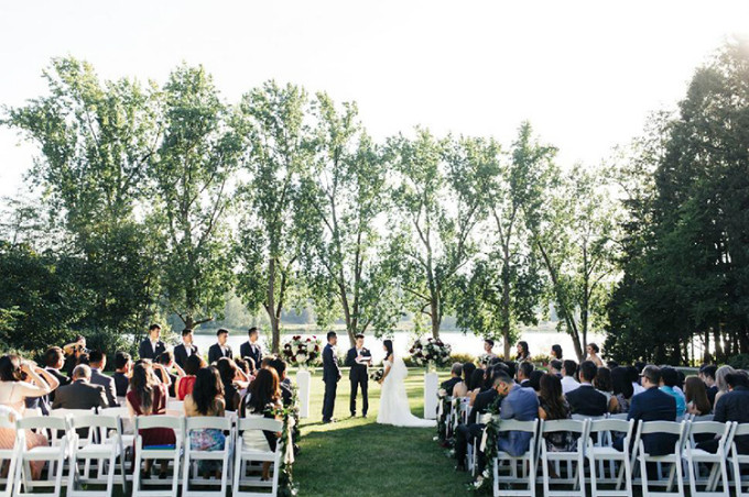 Ngày cưới của Sami và Kelvin diễn ra trong tiết trời ấm áp. Các nghi thức của đám cưới được thực hiện ở ngoài trời và sau đó khách khứa di chuyển vào trong để thưởng thức những món ăn đặc sắc trên bàn tiệc.