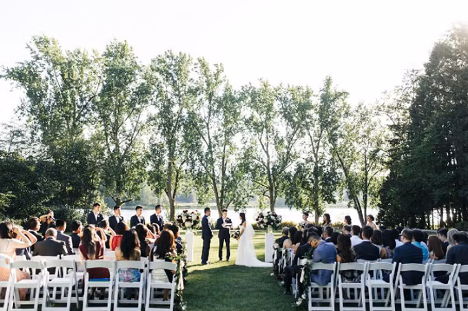 Ngày cưới của Sami và Kelvin diễn ra trong tiết trời ấm áp. Các nghi thức của đám cưới được thực hiện ở ngoài trời và sau đó khách khứa di chuyển vào trong để thưởng thức những món ăn đặc sắc trên bàn tiệc.