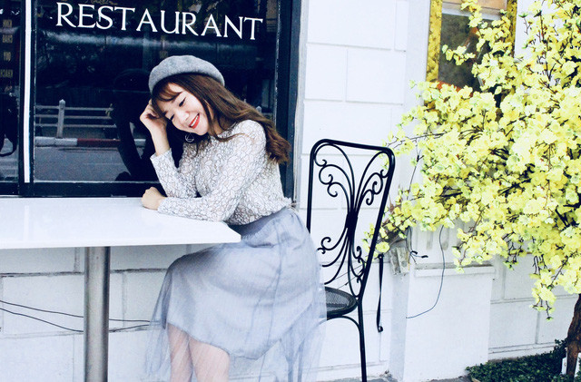 “Quả thực nhiều khi chỉ ước, có thể phân thân vì ngày nào cũng ròng rã từ sáng sớm đến tối mịt. May mà vẫn không phải thi lại môn nào, và đảm bảo được công việc”, Vân Anh nhớ lại.