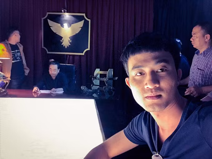 Diễn viên Doãn Quốc Đam hào hứng chia sẻ khoảnh khắc tự sướng tại phòng phán xử trên trang cá nhân. Sau khi Người phán xử lên sóng, anh được chú ý khi vào vai Trần Tú - một tên xã hội đen thông minh, lắm mưu nhiều kế. Anh được VFC đóng Người phán xử trong khi đang bận rộn với lịch quay của phim Quỳnh Búp Bê. Chia sẻ với Ngoisao.net, Doãn Quốc Đam tỏ ra tiếc nuối khi không thể tạo hình nhân vật ấn tượng với kiểu tóc dài cá tính như bản truyền hình vì anh phải đảm bảo diện mạo để đóng cùng lúc cả hai phim.