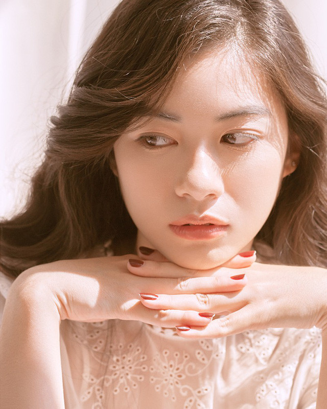 Cận cảnh gương mặt của “nữ sinh đẹp không góc chết“ ảnh 3 Cô sở hữu vẻ đẹp tự nhiên, rất ăn ảnh dù ở bất cứ góc máy nào. Nhiều người nhận xét rằng Vi có gương mặt điện ảnh.