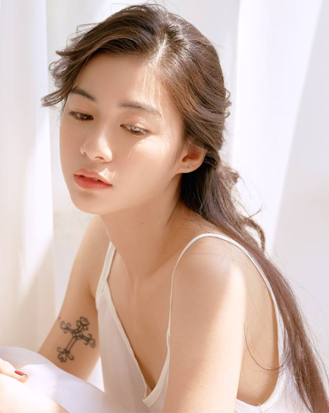 Cận cảnh gương mặt của “nữ sinh đẹp không góc chết“ ảnh 6 Sau khi lên báo, Nguyễn Vi thường được mời làm người mẫu ảnh. Càng ngày, thần thái của Vi càng xuất sắc hơn trước.