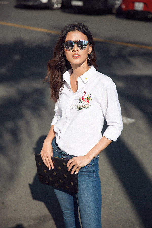 Người đẹpphối áo thêu cùng quần jeansbasic, mắt kính Dior và clutch họa tiết ong vàng của thương hiệu Gucci.