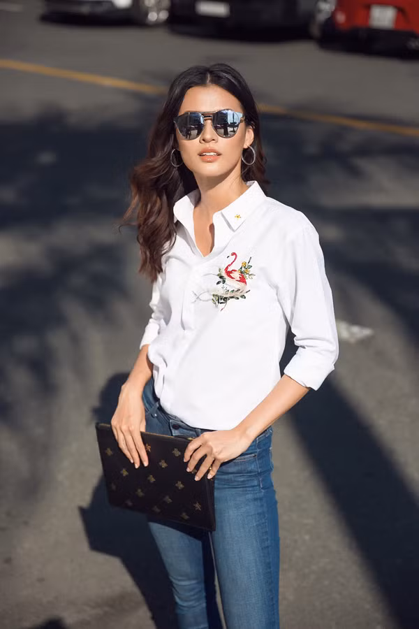 Người đẹpphối áo thêu cùng quần jeansbasic, mắt kính Dior và clutch họa tiết ong vàng của thương hiệu Gucci.