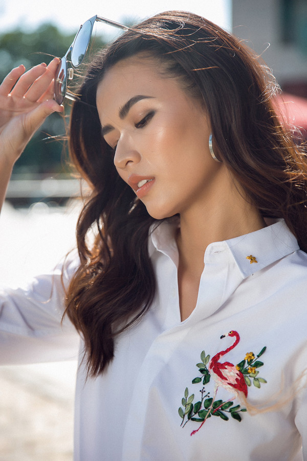 Cao Thiên Trang tỏa sáng dưới nắng hè trong mẫu áo sơ mi trắng được thêu họa tiết chim hồng hạcấn tượng.