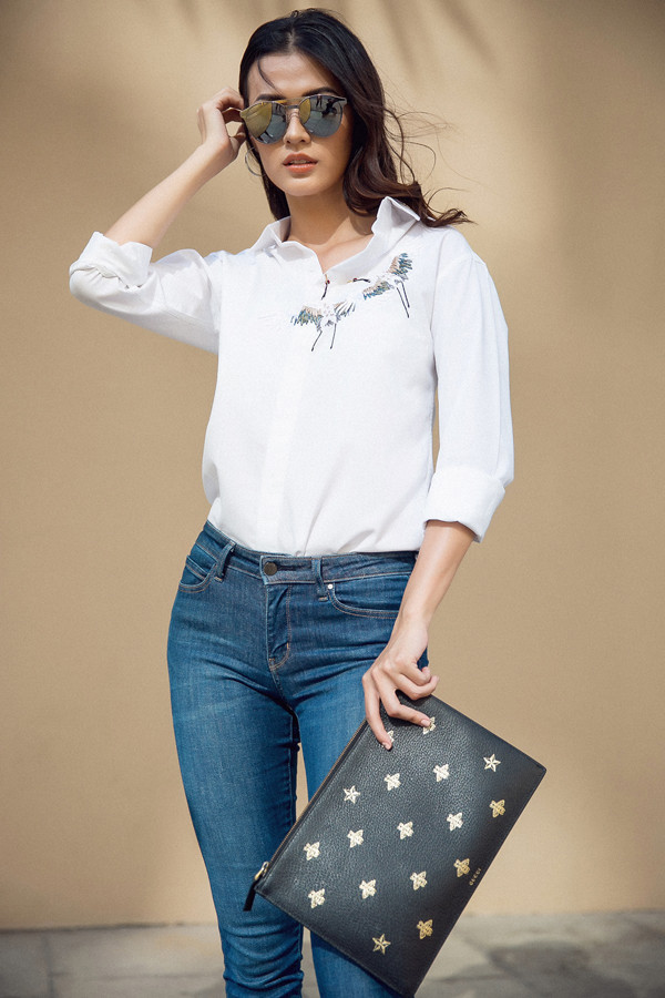 Họa tiết chim hạc vốn luôn được các cô gái yêu thích nay đã được cách điệu bởi những dáng bay, mang đến sự thanh lịch, sang trọng nhưng vẫn nổi bật.