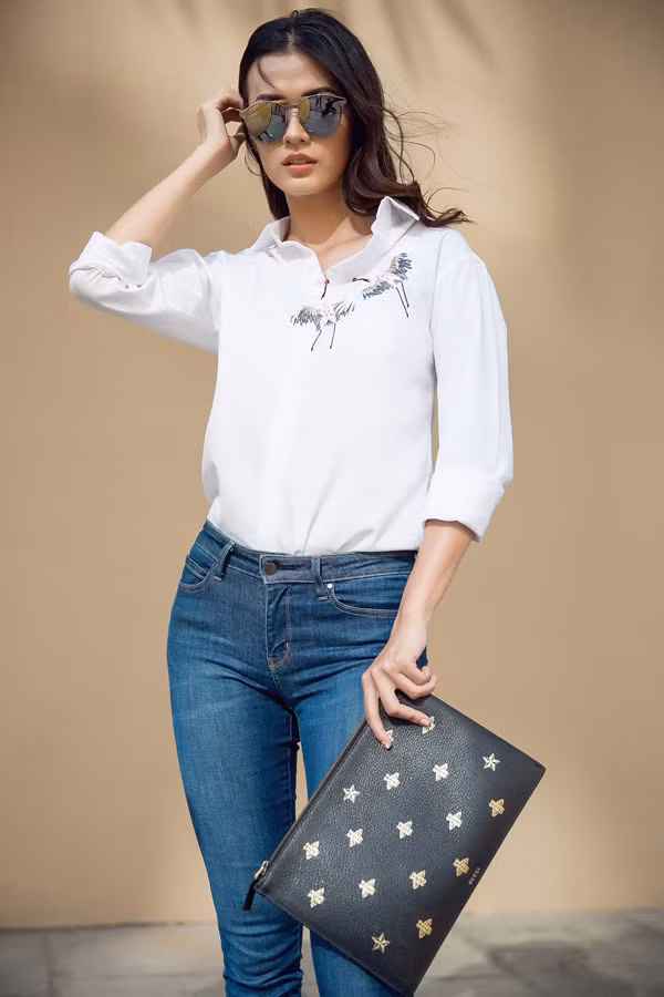 Họa tiết chim hạc vốn luôn được các cô gái yêu thích nay đã được cách điệu bởi những dáng bay, mang đến sự thanh lịch, sang trọng nhưng vẫn nổi bật.