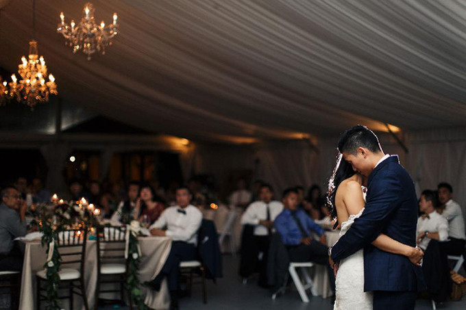 Chú rể bên người vợ yêu dấu.