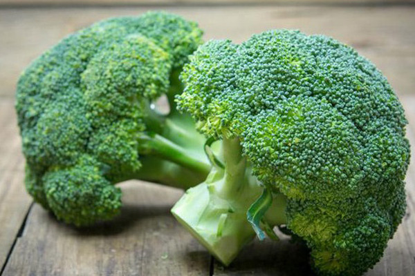 Bông cải xanh được mệnh danh là siêu thực phẩm đối với làn da. 100 g bông cải xanh chứa khoảng 89 mg vitamin C cùng hàm lượng caovitamin B, beta carotene, carotenoid, canxi, kẽm và chất xơ.