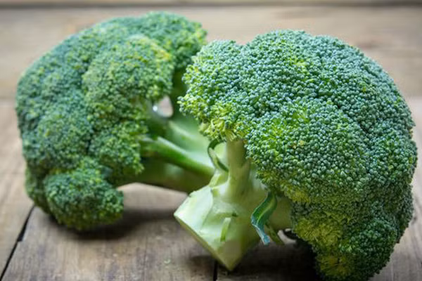 Bông cải xanh được mệnh danh là siêu thực phẩm đối với làn da. 100 g bông cải xanh chứa khoảng 89 mg vitamin C cùng hàm lượng caovitamin B, beta carotene, carotenoid, canxi, kẽm và chất xơ.