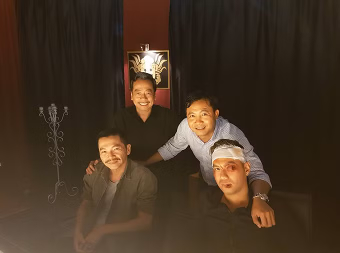 Bản ngoại truyện của phim truyền hình Người phán xử bắt đầu khởi quay từ ngày 12/4. Theo chia sẻ của đạo diễn Đỗ Thanh Hải, giám đốc VFC, phim sẽ quy tụ hầu hết các diễn viên chính ở phiên bản truyền hình. Người phán xử ngoại truyện dự kiến có 4 tập và được chiếu trên nền tảng online. Trong ảnh, đạo diễn Đỗ Thanh Hải chụp ảnh kỷ niệm cùng NSND Hoàng Dũng, NSƯT Trung Anh và diễn viên Việt Anh tại hậu trường một cảnh quay.