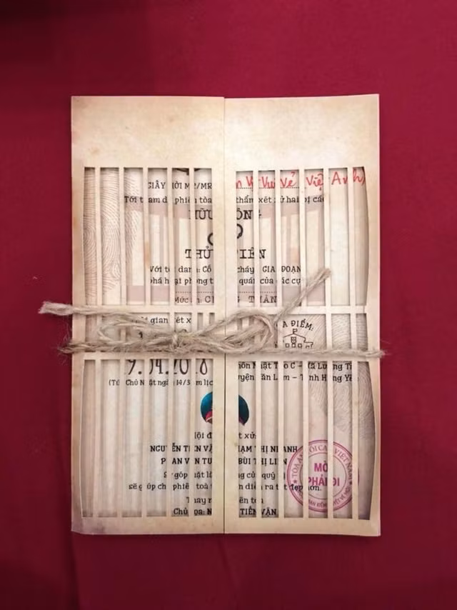 Thiệp cưới “toà tuyên án” của cặp đôi trai xinh gái đẹp