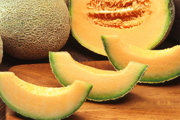 Hàm lượng vitamin C trong 100 g dưa vàng là 36,7 mg. Dưa vàng còncung cấp nhiều chất dinh dưỡng cần thiết cho cơ thể như vitamin C, vitamin B, carotene, sắt, canxi, kali, natri, magie...