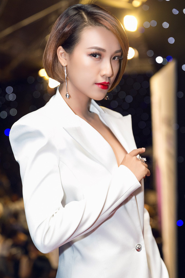 Á hậu Việt Nam qua ảnh 2012 cũng theo đuổi phong cách ăn mặc mạnh mẽ, cá tính hơn. Tại một sự kiện mới đây, giữa dàn người đẹp đầy nữ tính, Á hậu Hoàng Oanh trở nên khác biệt khi lựa chọn phong cách menswear xuất hiện tại thảm đỏ. (Ảnh: Kiệt Võ).