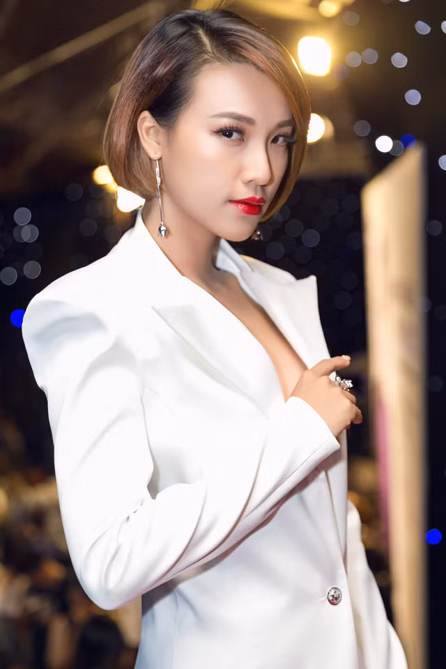 Á hậu Việt Nam qua ảnh 2012 cũng theo đuổi phong cách ăn mặc mạnh mẽ, cá tính hơn. Tại một sự kiện mới đây, giữa dàn người đẹp đầy nữ tính, Á hậu Hoàng Oanh trở nên khác biệt khi lựa chọn phong cách menswear xuất hiện tại thảm đỏ. (Ảnh: Kiệt Võ).