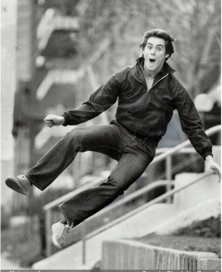 Trông Jim Carrey vui tươi, yêu đời là vậy nên ít ai ngờ được rằng ngay từ hồi còn đang đi học, Jim Carrey đã phải sống trong cảnh túng quẫn. Bố Jim Carrey bị mất việc trong khi các anh chị của Jim Carrey cũng phải kiếm thêm thu nhập bằng cách lau dọn trường lớp, cọ sàn và toilet. Trong khi cả nhà phải sống trong xe tải, mẹ Jim Carrey còn bị mắc chứng bệnh tâm lí lúc nào cũng lo lắng rằng mình gặp vấn đề nghiêm trọng về sức khỏe. Chính vì những khó khăn như vậy nên sau khi tốt nghiệp, Jim Carrey đã phải làm việc tại một nhà máy thép.