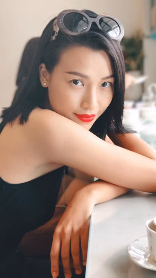 “Trước đây, khán giả thường thấy Hoàng Oanh xuất hiện với hình ảnh nữ tính. Nhưng kể từ sau vai diễn Dung đại ca, tôi muốn mang đến khán giả những hình ảnh khác biệt, đa dạng hơn để không đóng khung chính mình”, Hoàng Oanh chia sẻ. Người đẹp cho biết sắp tới, cô sẽ làm mới hình ảnh và tiếp tục trau dồi kĩ năng để mang những hình ảnh chỉn chu nhất và những vai diễn ấn tượng nhất đến với công chúng.