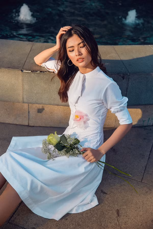 Cùng với sơ mi, bộ ảnh còn giới thiệu thêm mẫu váy tay bồng nhẹ nhàng được trang trí hoa thêu tôn vẻ đẹp thanh nhã.