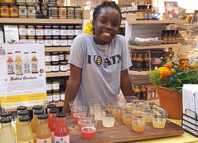 Mikaila bên quầy hàng nước chanh BeeSweet. Ảnh: The Time