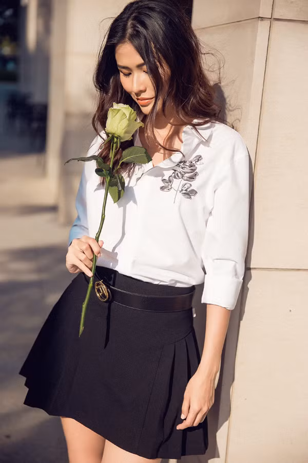 Sau cơn sốt áo thêu ruy băng hoa hồng đỏ, thương hiệu Việt tiếp tục trình làng mẫu hoa ánh xám bạc cũng thu hút không kém.