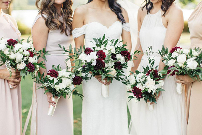 Cô dâu chú rể là người ưa thích sự đơn giản và thanh lịch. Do vậy, phong cách đám cưới cũng dựa trên chủ đề này.