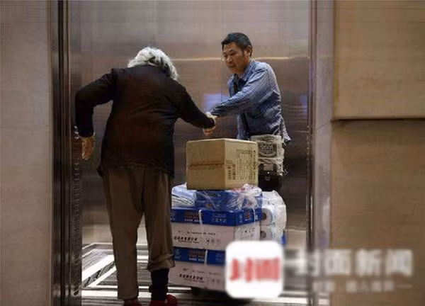 Mọi lúc mọi nơi, ông Cai đều nắm tay mẹ để mẹ không bị lạc. Ảnh: The Cover.