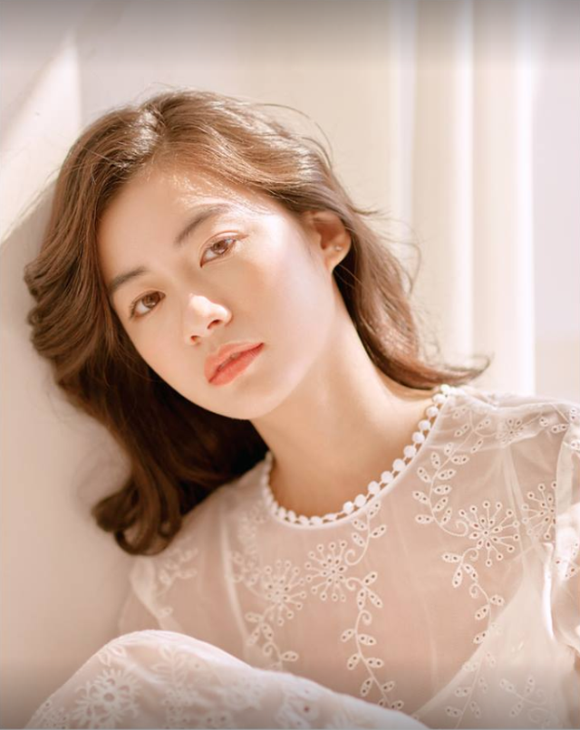 Cận cảnh gương mặt của “nữ sinh đẹp không góc chết“ ảnh 5 Trước đây, khi trả lời báo Dân trí, Vi tự nhận cô là một nữ sinh hết sức bình thường, chăm chỉ học tập và đi làm thêm vào thời gian rảnh. Cô thích hẹn hò với bạn bè, đi ăn uống và dạo phố.