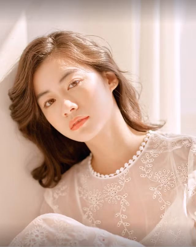 Trước đây, khi trả lời báo Dân trí, Vi tự nhận cô là một nữ sinh hết sức bình thường, chăm chỉ học tập và đi làm thêm vào thời gian rảnh. Cô thích hẹn hò với bạn bè, đi ăn uống và dạo phố.