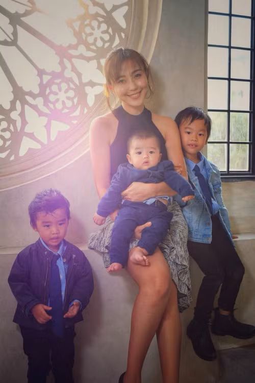 Con trai đầu lòng của Nutttanitcha (ngoài cùng bên phải) đã trưởng thành hơn sau chuyến đi thực địa.