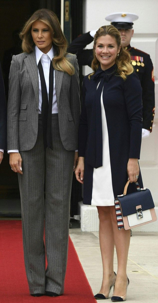 Trang phục hợp mốt mang thông điệp của Melania Trump ảnh 6 Trang phục hợp mốt mang thông điệp của Melania Trump