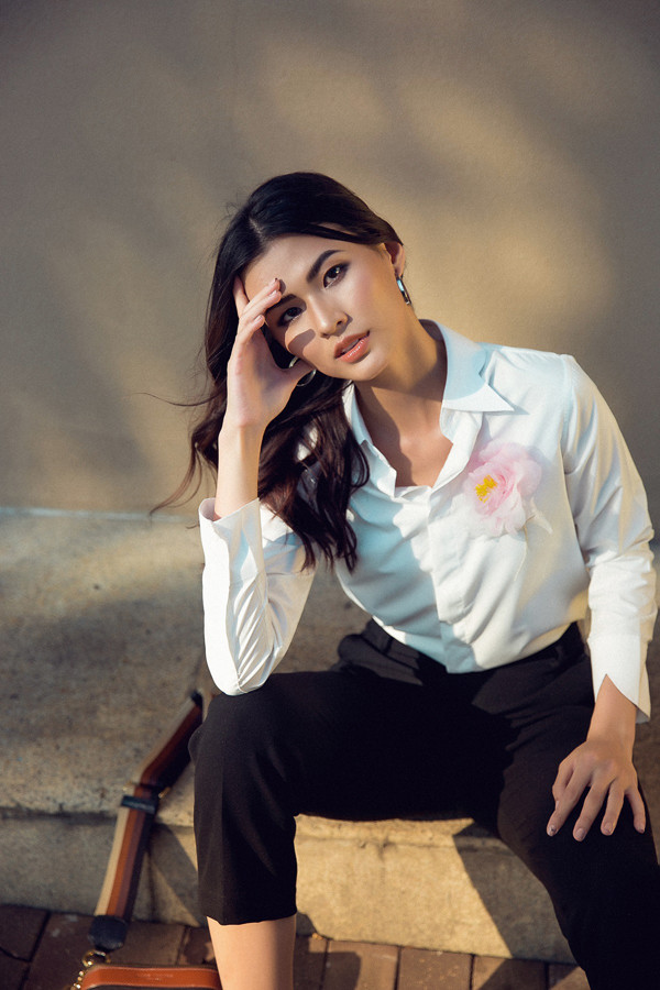 Sơ mi trắng được phối màu hồng tạo nên sự nữ tính nhưng không mất đi vẻ thanh lịch vốn có.