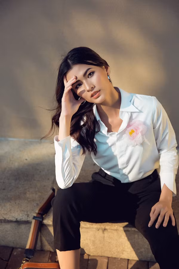 Sơ mi trắng được phối màu hồng tạo nên sự nữ tính nhưng không mất đi vẻ thanh lịch vốn có.