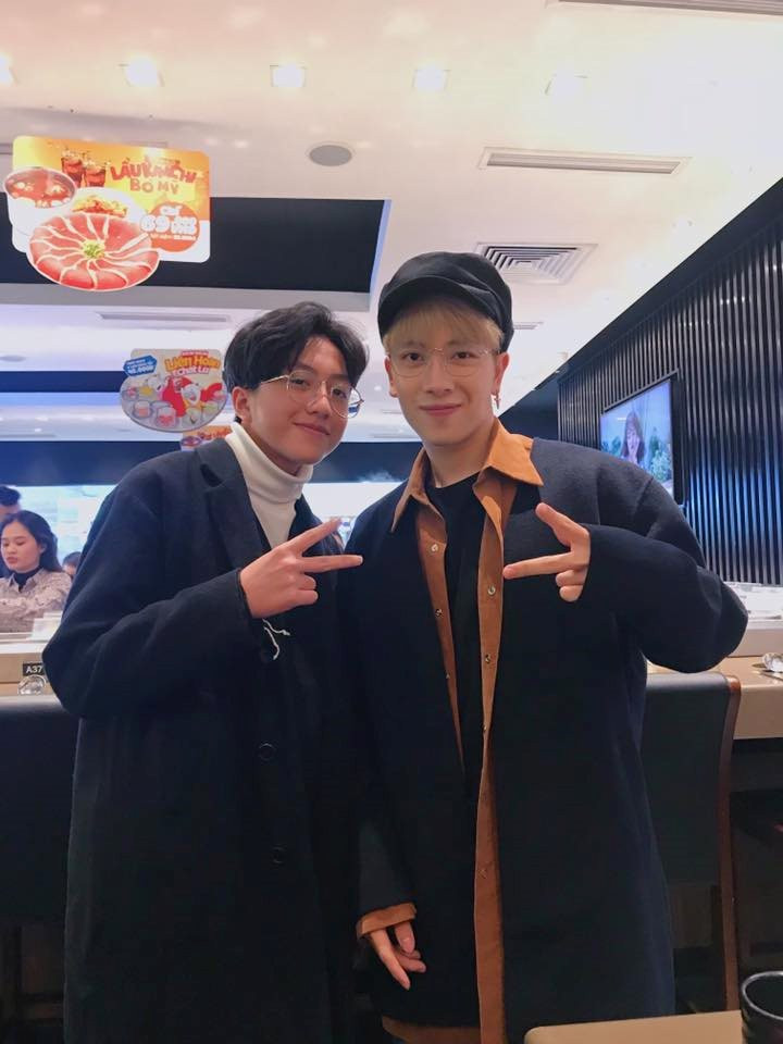 Mẹo diện sơ mi như mỹ nam Hàn từ em trai sinh năm 2002 ảnh 3