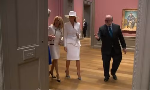 Melania Trump đội mũ trắng