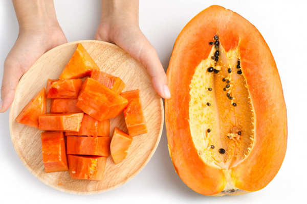 100 g đu đủ chứa khoảng 62 mg vitamin C. Ngoàira, đu đủ còn rất giàu chất chống oxy hóa carotene và flavonoid, vừa làm trắng vừa giúp da căng mịn.