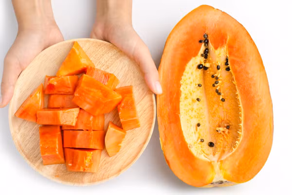 100 g đu đủ chứa khoảng 62 mg vitamin C. Ngoàira, đu đủ còn rất giàu chất chống oxy hóa carotene và flavonoid, vừa làm trắng vừa giúp da căng mịn.