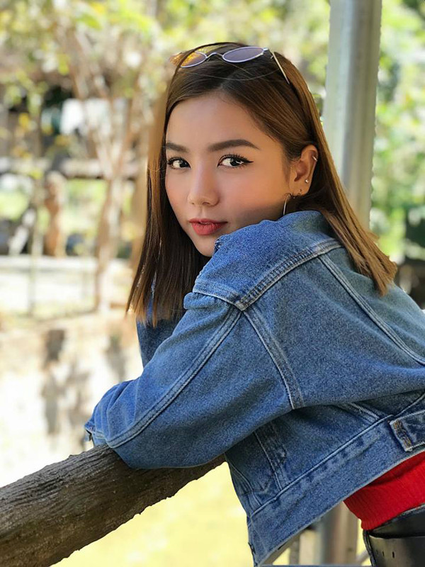 Nữ chính của Cả một đời ân oán phần 2 sinh năm 1995. Cô từng nổi tiếng trong giới tuổi teen từ năm 2011 khi đăng quangcuộc thi Ngôi sao thời trang 2011 và tham gia sitcom Tiệm bánh hoàng tử bé.