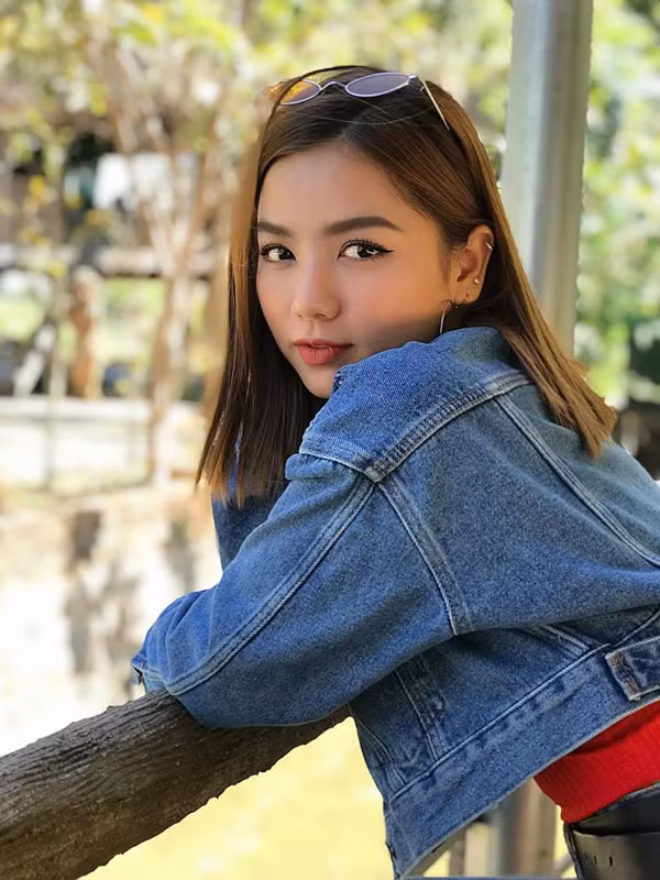 Nữ chính của Cả một đời ân oán phần 2 sinh năm 1995. Cô từng nổi tiếng trong giới tuổi teen từ năm 2011 khi đăng quangcuộc thi Ngôi sao thời trang 2011 và tham gia sitcom Tiệm bánh hoàng tử bé.